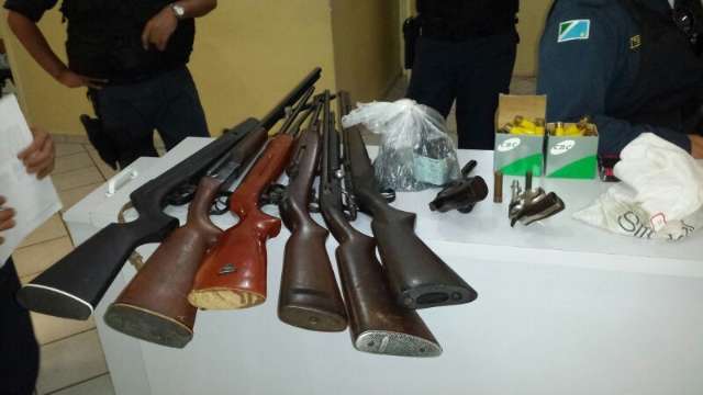 Pol&iacute;cia encontra arsenal em fazenda; uma das armas &eacute; de uso restrito