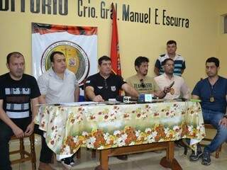 Policiais durante entrevista coletiva para falar da prisão de suspeitos (Foto: Tião Prado/Ponta Porã Informa)