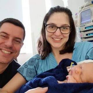 Felipe com os pais depois do nascimento. (Foto: Acervo Pessoal)