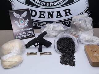 Drogas e arma apreendidas durante operação no dia 19 de dezembro (Foto: Kisie Ainoã )