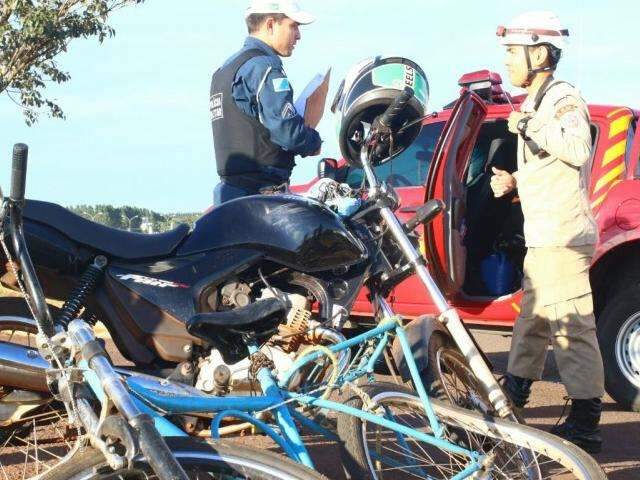Ciclista fica ferido ap&oacute;s ser atingido por motocicleta na BR-262 