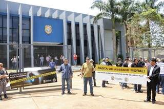 Protesto denuncia assédio moral na delegacia da Polícia Federal em Dourados (Foto: Eliel Oliveira)