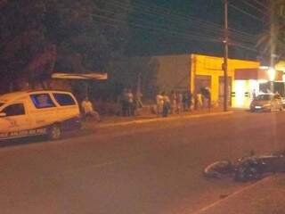Movimentação da funerária e de curiosos onde assaltante foi morto por policial de folga (Foto: Direto das Ruas) 