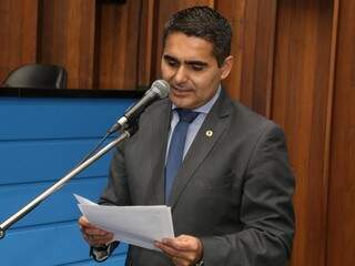 Deputado Herculano Borges (SD) lê documento durante sessão na Assembleia Legislativa de MS. (Foto: Victor Chileno/ALMS).