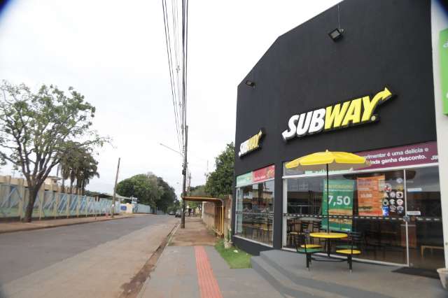 Dupla de assaltantes invade Subway e foge com dinheiro e celular