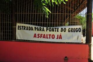 Em conveniência, moradores colocaram faixa para pedir asfalto para rodovia. (Foto: Jairton Bezerra Costa)