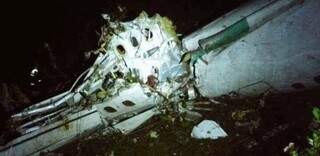 Primeiras imagens do avião da Chapecoense que se acidentou na Colômbia. (Foto: Reprodução/Twitter/Uol)