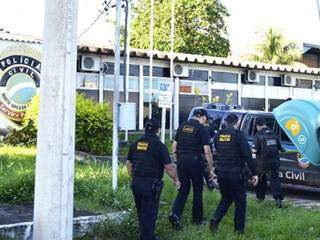 Equipe do Gaeco na sede da Polícia Civil em Ladário, durante operação que prendeu vereadores em novembro. (Foto: Ricardo Albertoni/Diário Corumbaense/Arquivo)