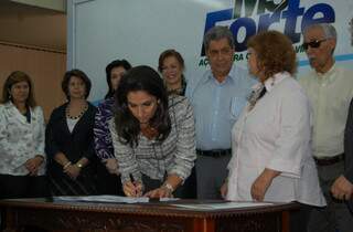 Carla assinou a posse diante do governador André Puccinelli (PMDB) e do ex-governador Wilson Barbosa Martins. (Foto: Francisco Júnior)