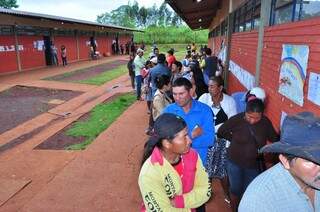 Índios fazem fila para votar na Escola Tengatuí Marangatu, na aldeia Jaguapiru (Foto: Eliel Oliveira)