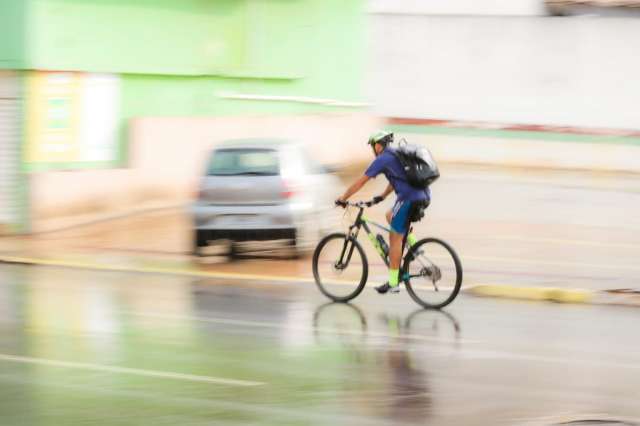 Prevista para a tarde, garoa pega pedestres desprevenidos na Capital