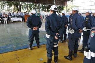 Policiais do 17º Bptran perfilados durante cerimônia de celebração ao aniversário da instituição. (Foto: Marcelo Calazans)
