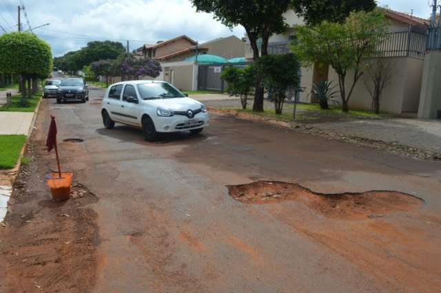 Tapa-buraco para no Carnaval e visitantes se assustam com asfalto