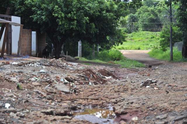 Eros&atilde;o avan&ccedil;a sobre rua e pode desabrigar 150 fam&iacute;lias em bairro