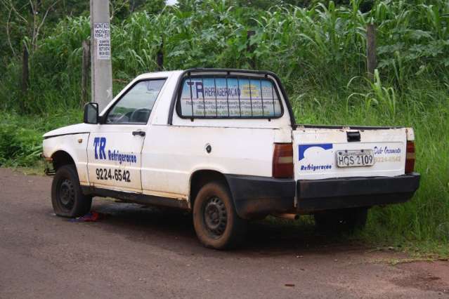 Carro &eacute; abandonado no Jardim Z&eacute; Pereira e moradores &quot;estranham&quot;