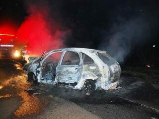 Carro foi destruído pelo fogo. (Foto: Tiago Apolinário/Da Hora Bataguassu)