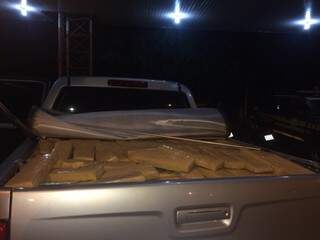 A caminhonete foi roubada em março na cidade de Dourados. O traficante abandonou o veículo abarrotado de maconha. (Foto: divulgação/PRF)