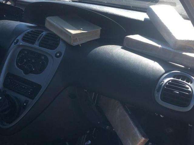 Baianos s&atilde;o presos com maconha escondida em painel de carro