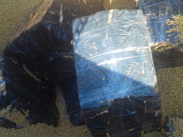 Caminhoneiro &eacute; preso com 2.600 quilos de maconha em carga de soja