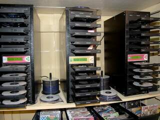 No local foram apreendidos apreendidos um CPU e três torres com dez gravadoras cada, além de 10.700 CDs e DVDs de diversos títulos e artistas (Foto: Divulgação)