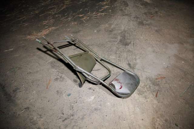 Por ciumes de esposa, homem agride colega usando uma cadeira de ferro 