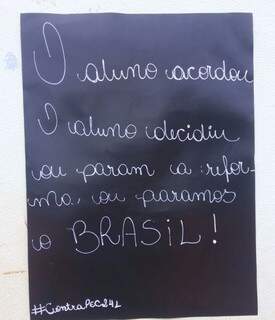 Cartaz colocado em escola ocupada em Ponta Porã (Foto: Caroline Borralho)