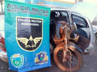A motocicleta era levada no banco de trás do veículo. A Honda/Falcon havia sido furtada em junho em Maringá. (Foto: Divulgação/Polícia Militar Rodoviária)