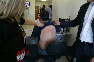 Professor, com marcas nas costas, foi preso pela Guarda Municipal. (Foto: Fernando Antunes)