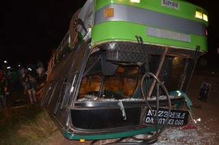 Ônibus capota na MS-141 deixando 18 feridos. (Foto: Ivi Notícias)