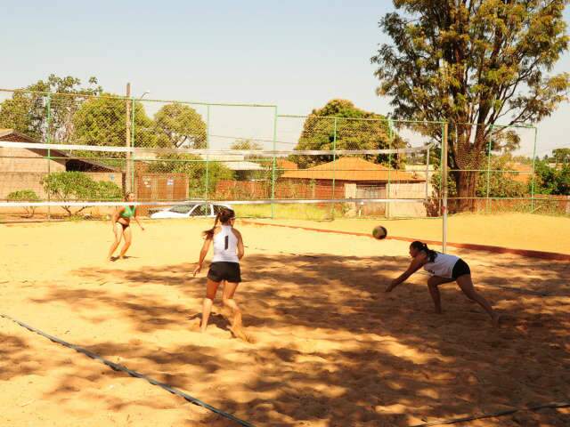 Jogadoras criam torneio independente para levar v&ocirc;lei de areia aos bairros