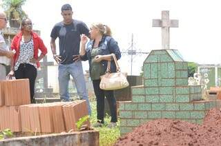 Familiares ficaram revoltados com a tentativa de funcionários sepultaram, de novo, funileiro (Foto: Alcides Neto)