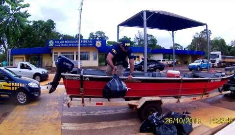 Policiais encontram 95 quilos de maconha em barco que era rebocado na BR-060