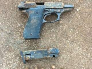 Arma e carregador encontrados pelo aposentado em frente de casa (Foto: Nova News) 