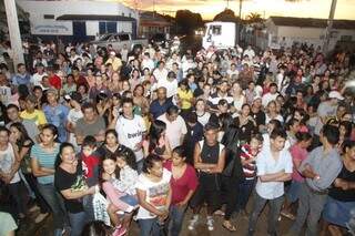 Comunidade acompanha encenação no pátio da igreja. (Foto: Marcelo Victor) 