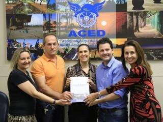 Renato Câmara (de azul) entrega plano de governo para membros da Aced (Foto: Divulgação/Éder Gonçalves)