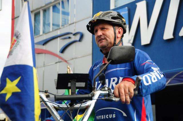 Ciclista de 48 anos passa pela Capital para fortalecer sonho 