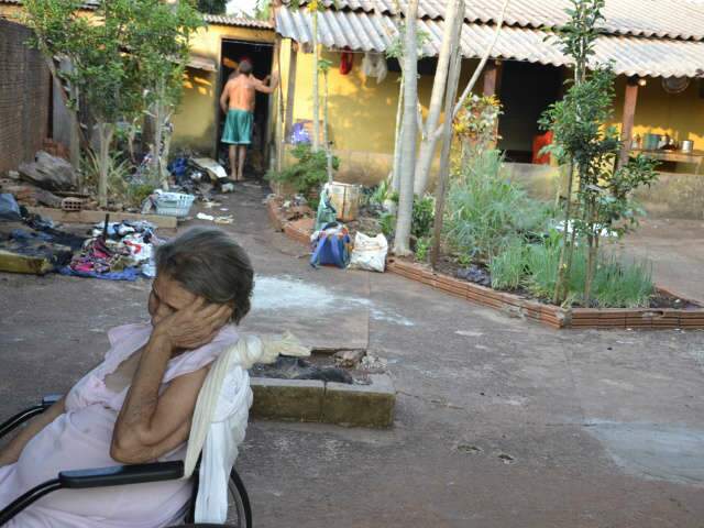  Ed&iacute;cula pega fogo no Santa Luzia e moradores perdem de roupas a rem&eacute;dios