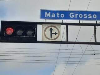 Semáforo da Rua Ceará com Avenida Mato Grosso. (Foto: Silas Souza)