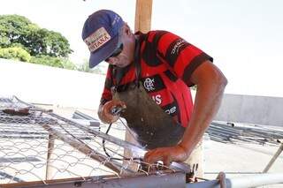 Com equipamentos de segurança improvisados, trabalhador se arrisca soldando estrutura metálica. (Foto: Gerson Walber)