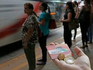 Usuário desembolsa R$ 3,25 para entrar em ônibus de Campo Grande (Foto: Arquivo)