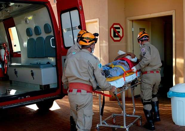 Telhado quebra e trabalhadores ficam feridos ap&oacute;s cair de altura de cinco metros