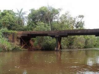 Ponte de madeira sobre o rio Samambaia, em Batayporã, será substituída por ponte de concreto (Foto: Arquivo)
