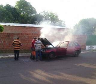 O proprietário do veículo e populares apagaram as chamas com mangueiras e baldes de água. (Foto: Reprodução/WhatsApp)