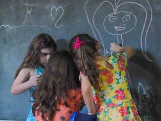As meninas também adoram desenhar na lousa; (Foto: Paulo Francis)