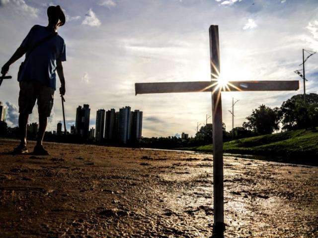 Em novo protesto, grupo faz &ldquo;cemit&eacute;rio&rdquo; em &aacute;rea assoreada de lago 