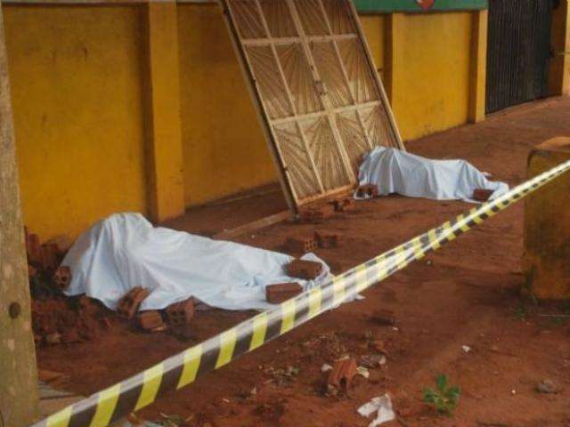 Casal &eacute; assassinado e idosa ferida com golpes de fac&atilde;o no interior