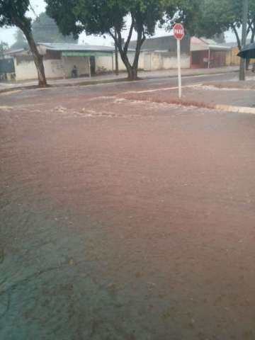30 fam&iacute;lias desabrigadas por causa da chuva dormem em Escola Municipal