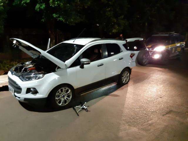 Em fuga, traficante estoura pneus e abandona 567 kg de maconha