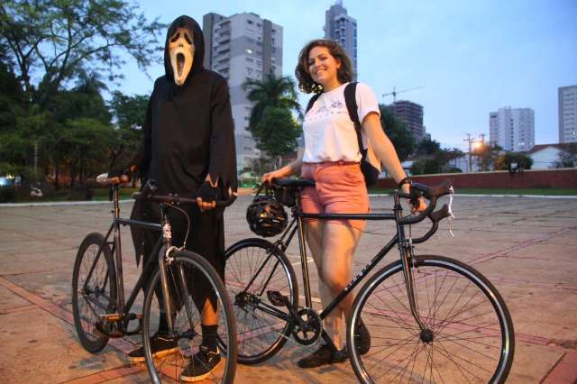 Para conscientizar sobre bicicleta, grupo sai pedalando de fantasia pela cidade