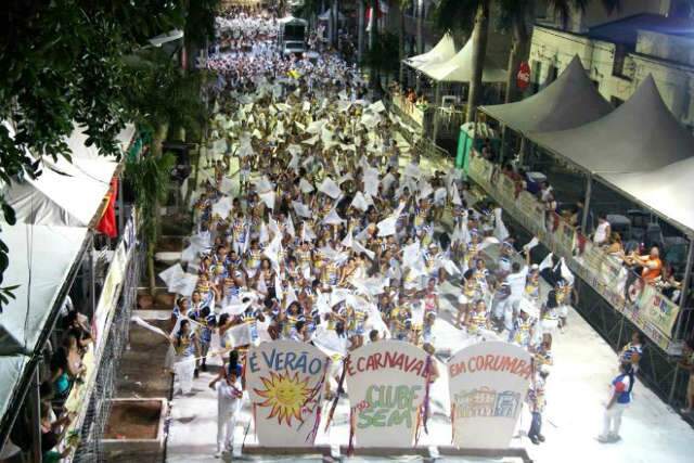  Desfile de blocos e show de Adryana Ribeiro re&uacute;nem 20 mil em Corumb&aacute;